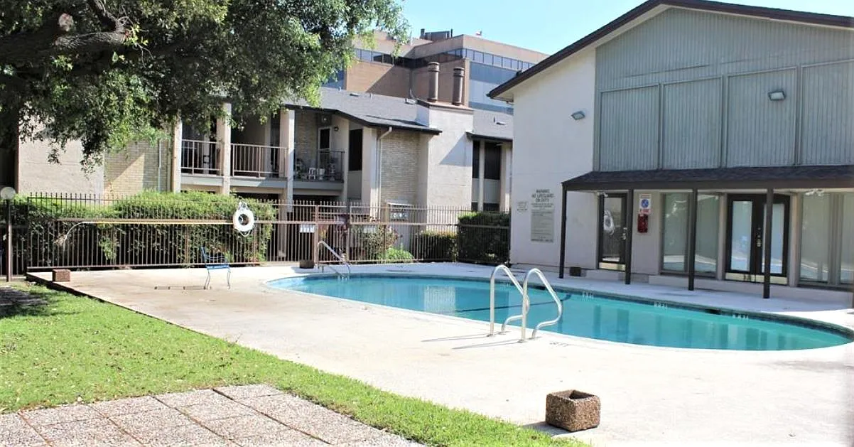 1 bed, 1.5 bath, 735 sqft, $1,300 — Photo 2