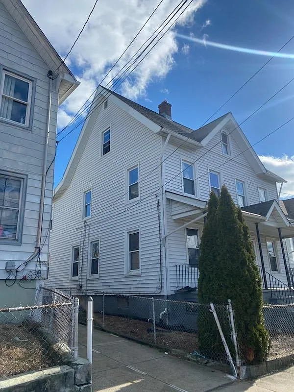 323 Charles St — Photo 1