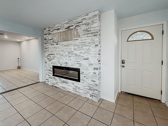 5th image of 216 Texas St