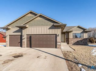 514 N Blair Estates Cir, Canton, SD 57013