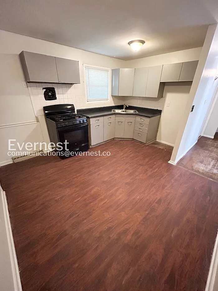3 bed, 1.0 bath, 925 sqft, $1,045 — Photo 2