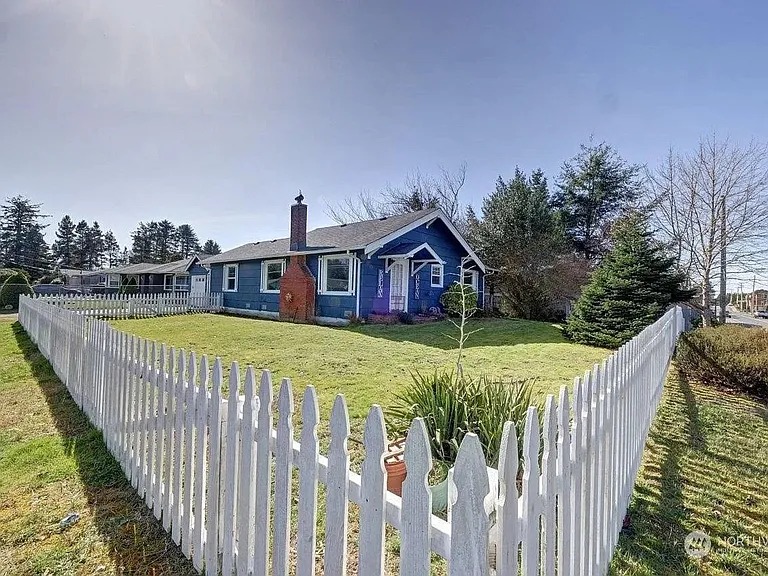 2019 Washington Ave N — Photo 2