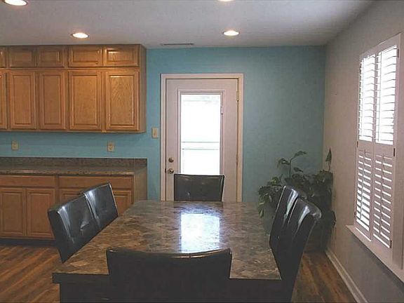 Kitchen. Large eat-in kitchen