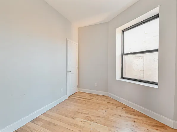 2243 Bathgate Avenue image 11 of 24