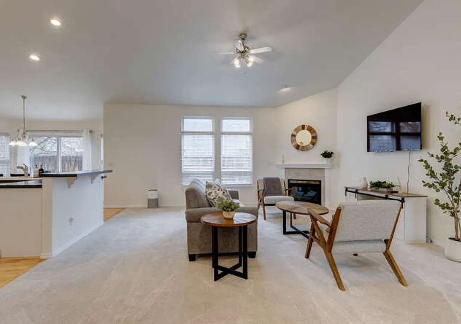 Fully Furnished Single-Level Home — Photo 3