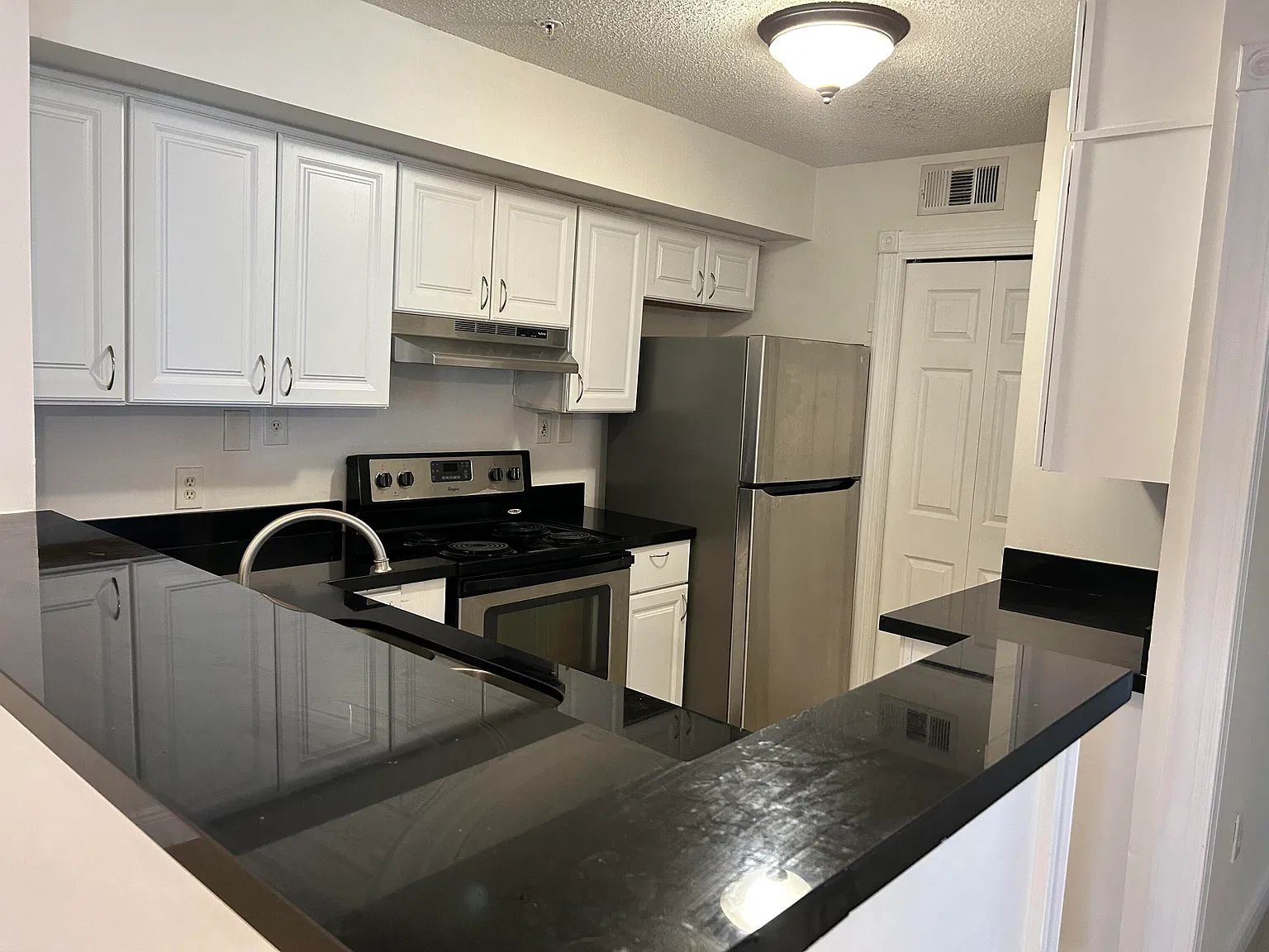 3 bed, 2.0 bath, 1276 sqft, $2,550 — Photo 4