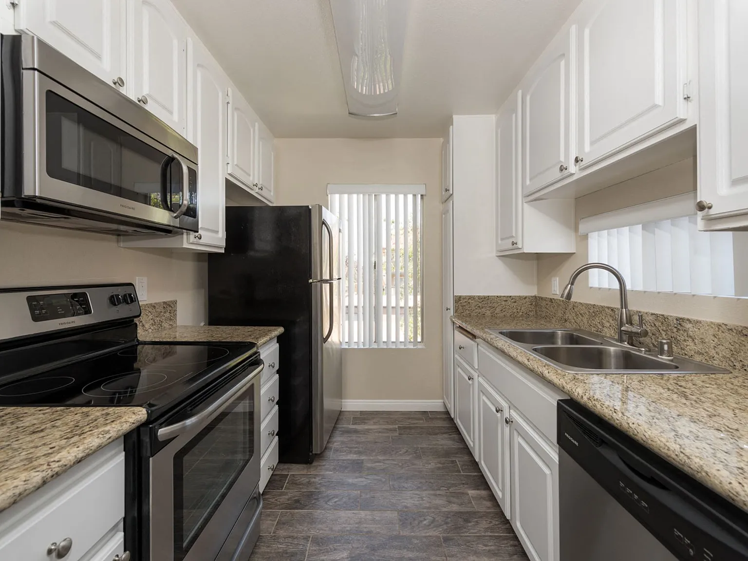 Viewpoint Luxury Apartments — Photo 1