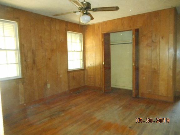 3rd image of 216 Oak St