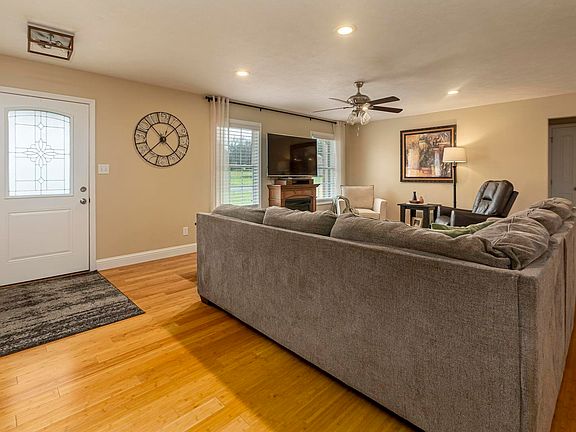 4th image of 1814 Colonial Dr