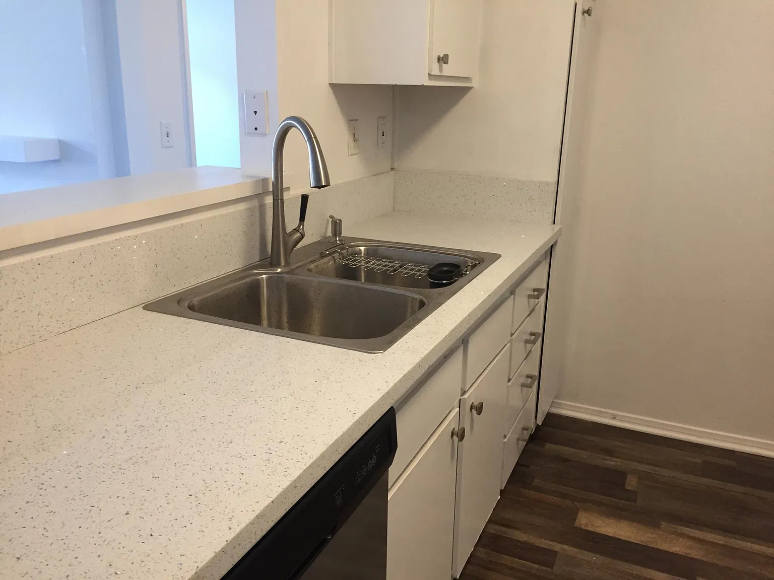 2 bed, 1300 sqft, $3,095 — Photo 3