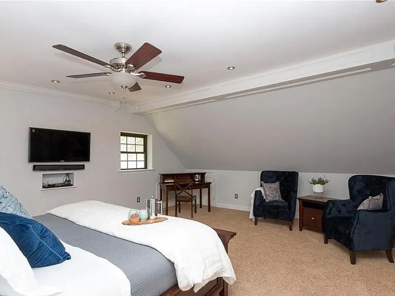 256 Castle Dr — Photo 22