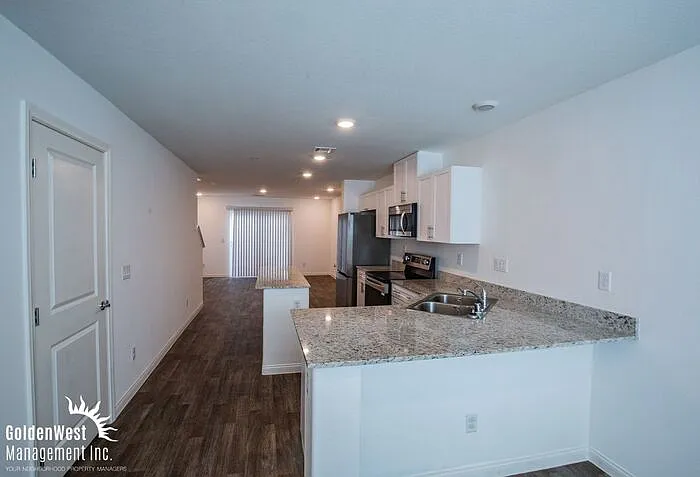 3 bed, 2.0 bath, 1716 sqft, $2,250 — Photo 3