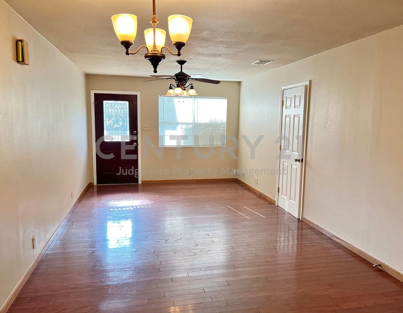 Cute and Cozy 3/1 In The Heart of Denton! — Photo 4