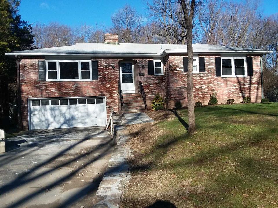 Front 32 Pepper Ridge PL