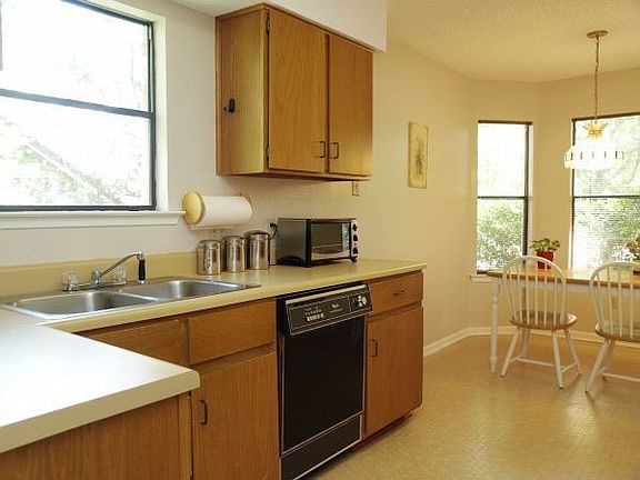 Cheery Kitchen and Breakfast Area