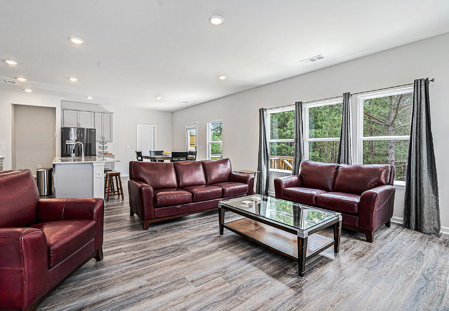 4 bed, 2.5 bath, 2349 sqft, $2,350 — Photo 4