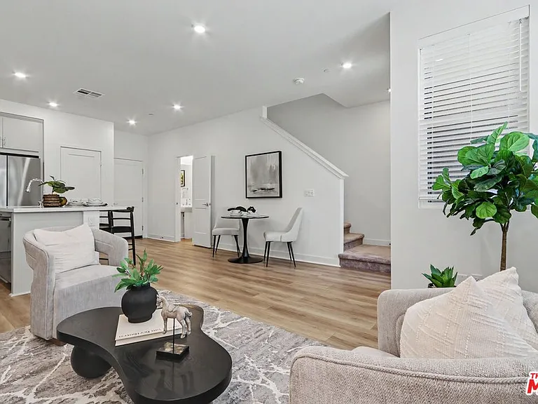 126 Hazel Dr — Photo 3