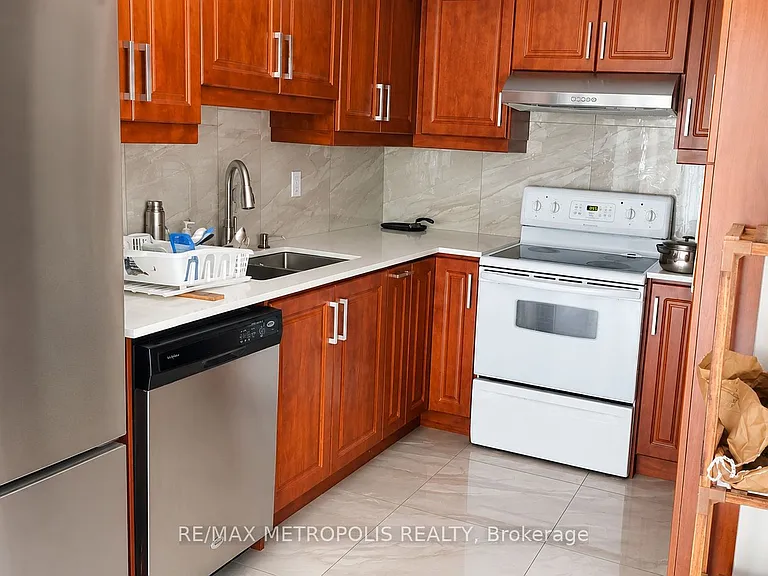 31 Goldenlight Cir — Photo 4