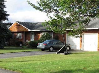 390 Gillette Dr, East Marion, NY 11939