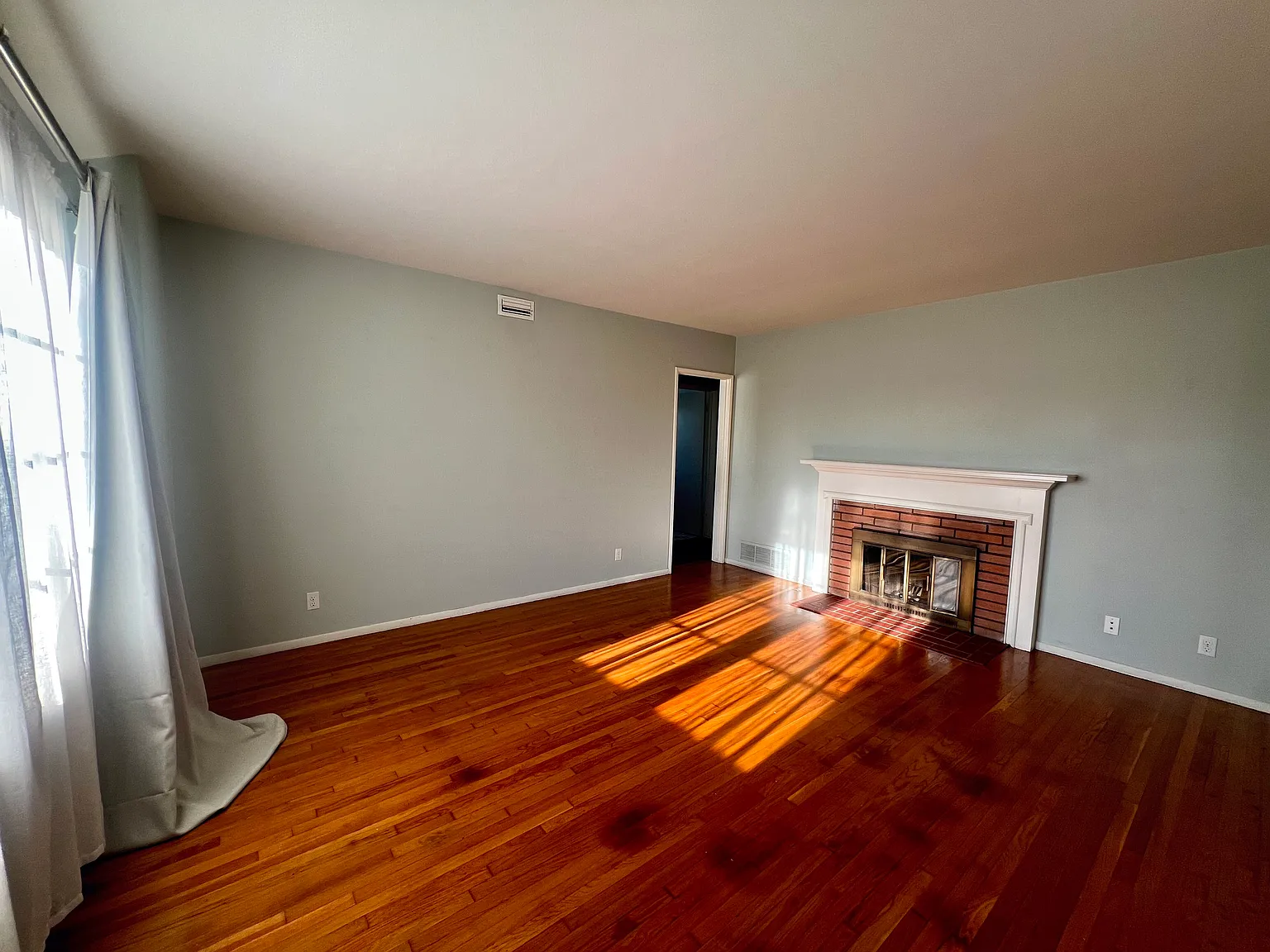 3 bed, 1404 sqft, $3,655 — Photo 3