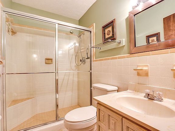 4th image of 281 Poinsettia Dr