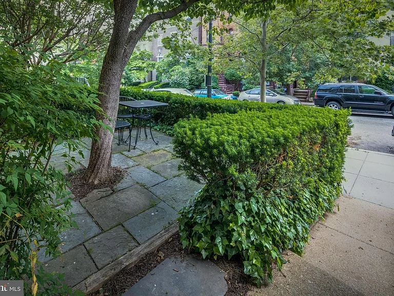 1833 California St NW #101 — Photo 3