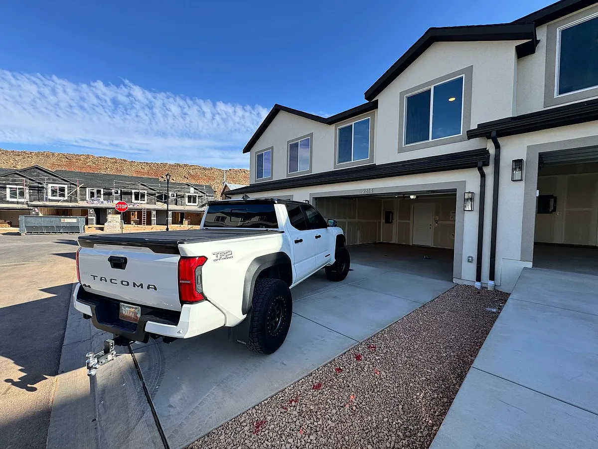 Building Photo - 2814 E Fireweed Ln