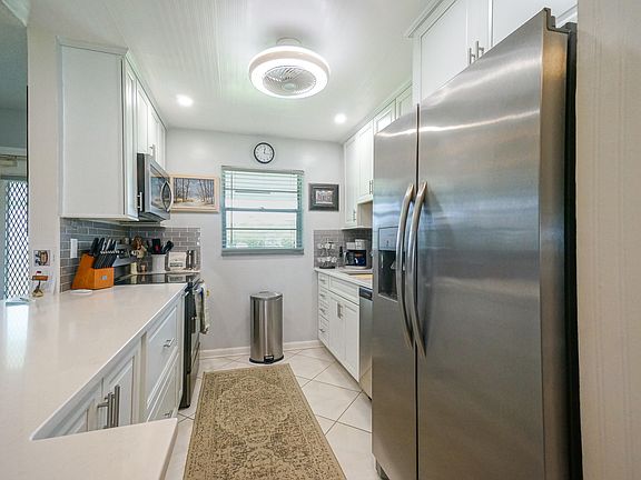 4th image of 400 SW GOLFVIEW Terrace #115