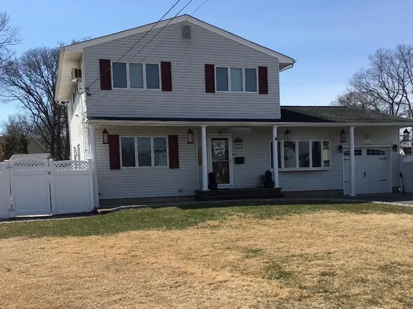 31 Circle Lane, Bay Shore, NY 11706