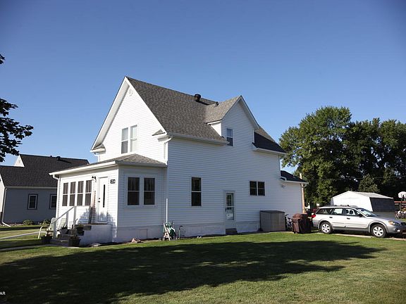 3rd image of 204 Hougen St S