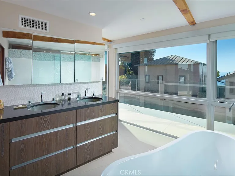 2680 Victoria Dr — Photo 15