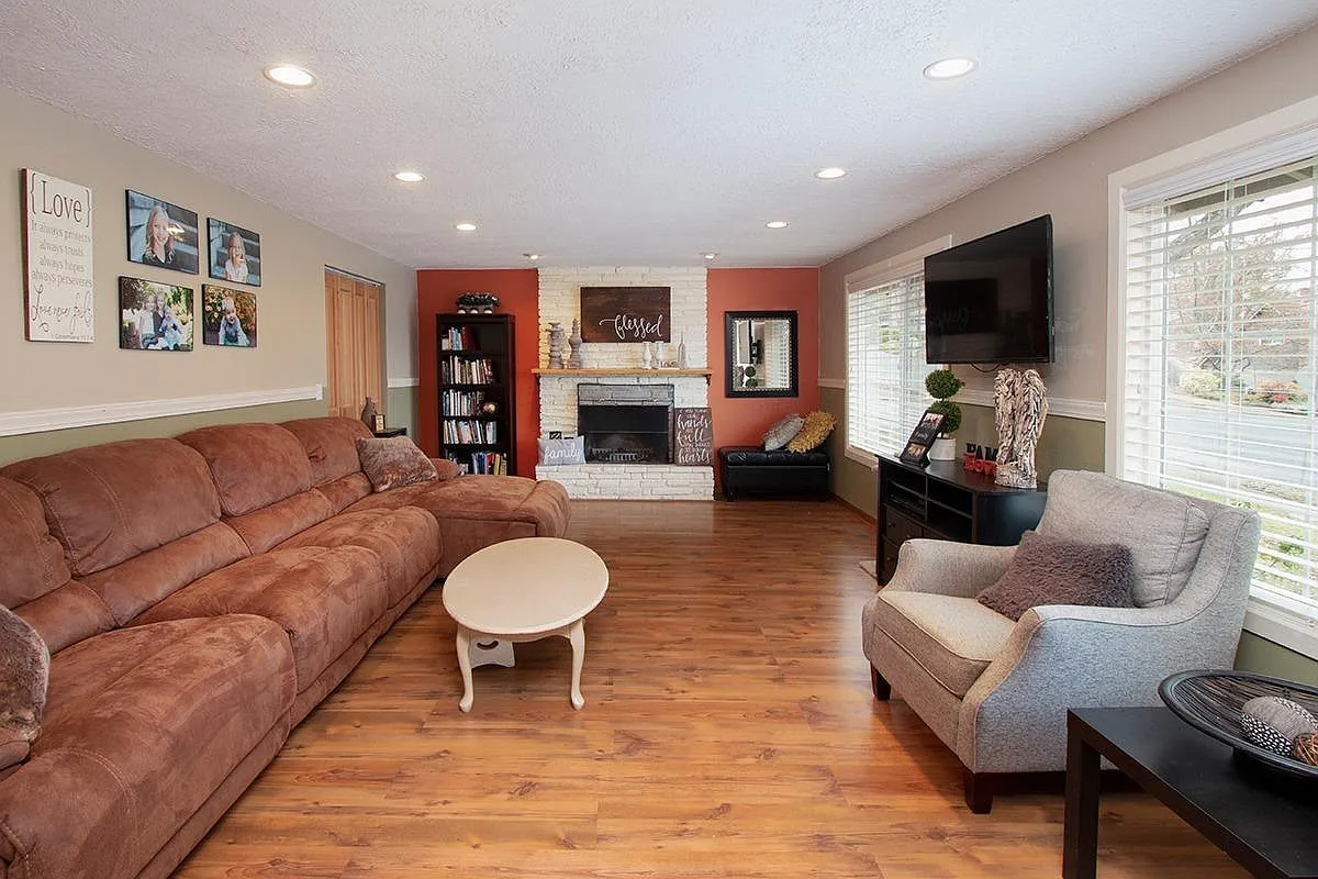 2300 Brentwood Dr photo 1