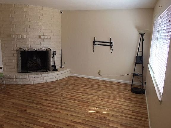 Living Room w/Gas Log
