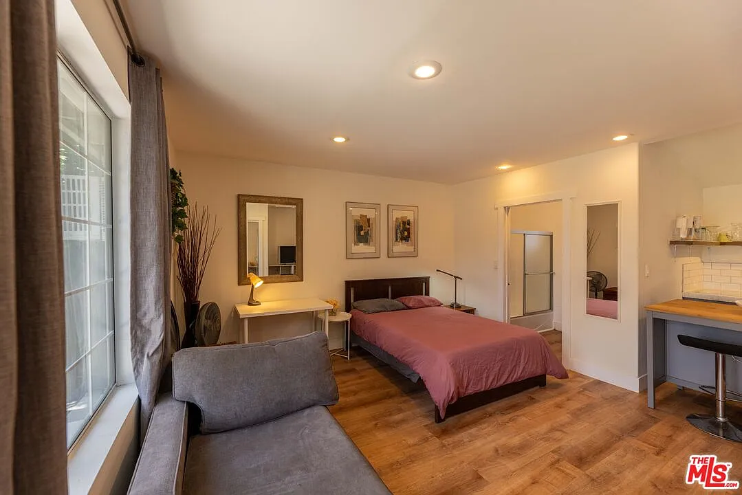 Studio, 1.0 bath, 250 sqft, $1,850 — Photo 2