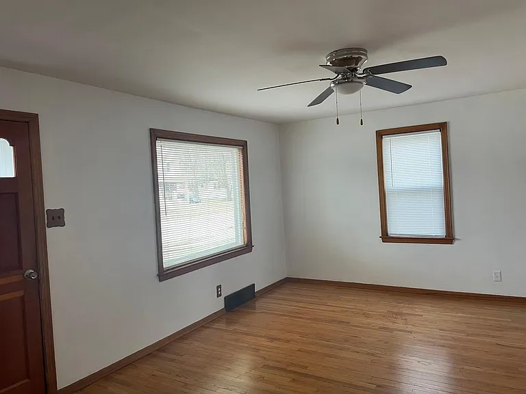 2614 Lind St — Photo 4