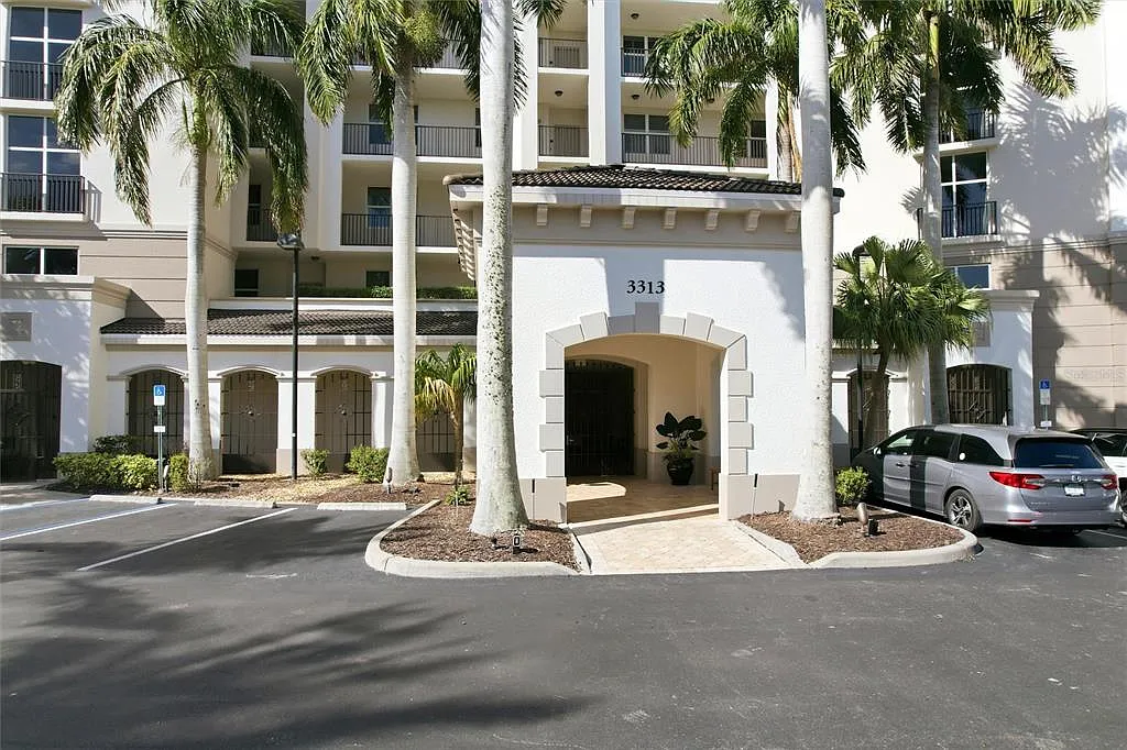3 bed, 3.0 bath, 2100 sqft, $7,000 — Photo 2