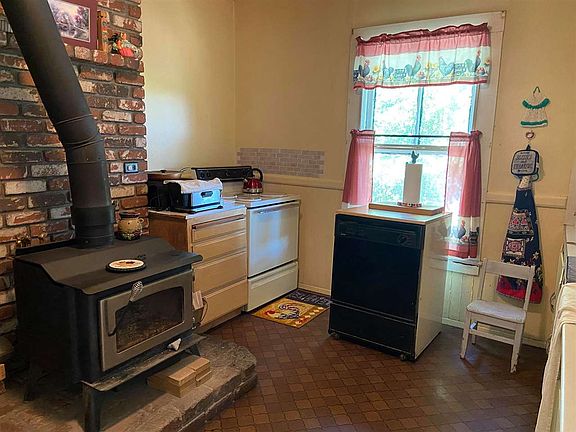 3rd image of 701 Court Ln