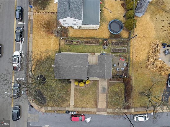 4th image of 1045 Edgerton Rd