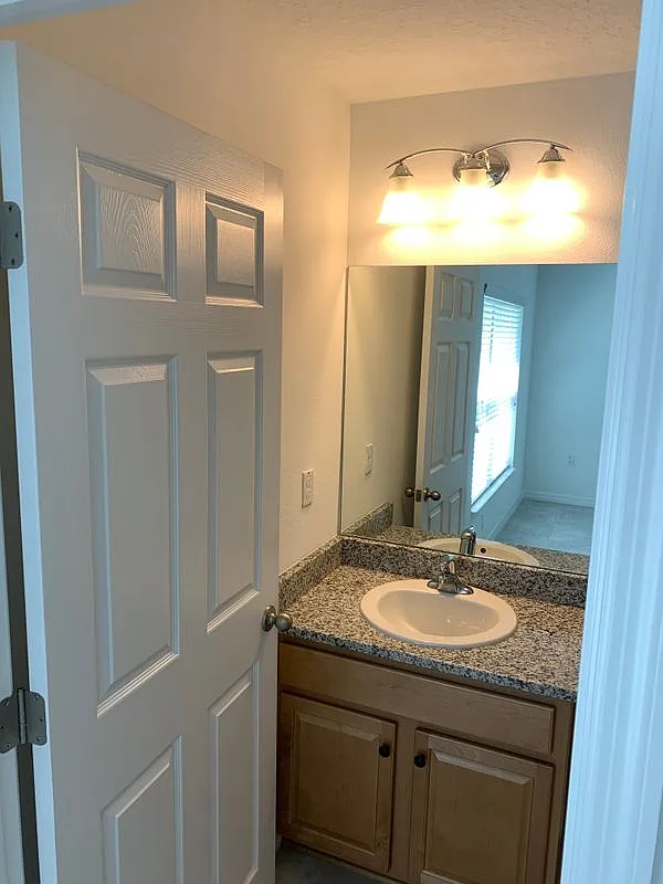 3 bed, 2.0 bath, 1600 sqft, $1,600 — Photo 4
