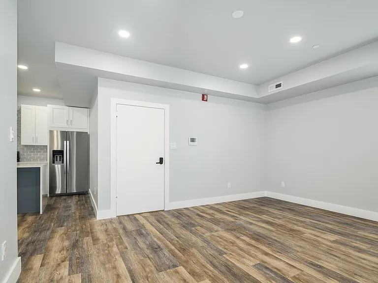 342 W Queen Ln #3 — Photo 5