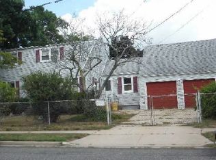 19 Kent St, Farmingdale, NY 11735