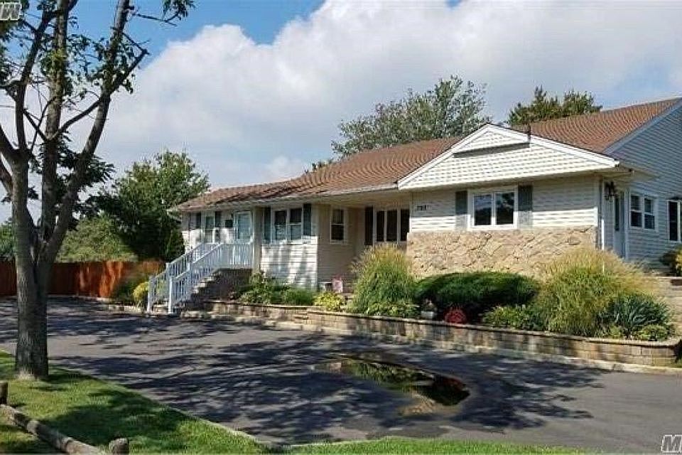 1st image of 723 Montauk Hwy