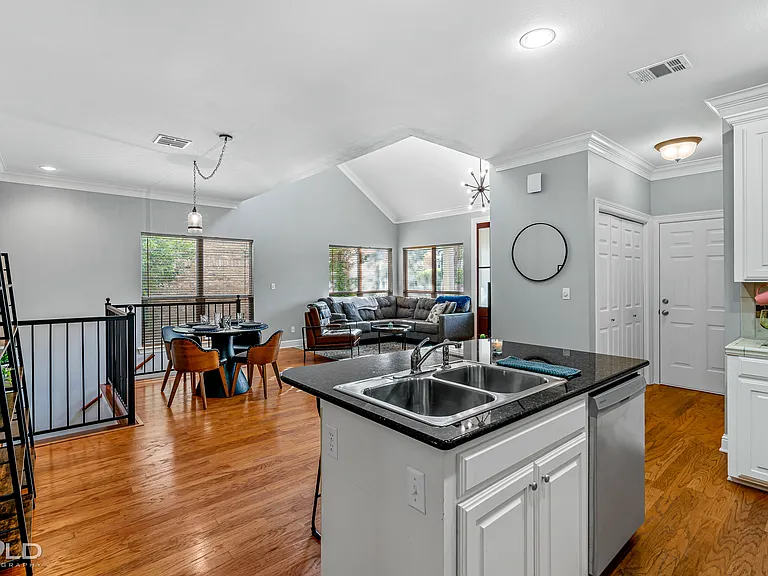 8915 Glenmora Dr — Photo 6