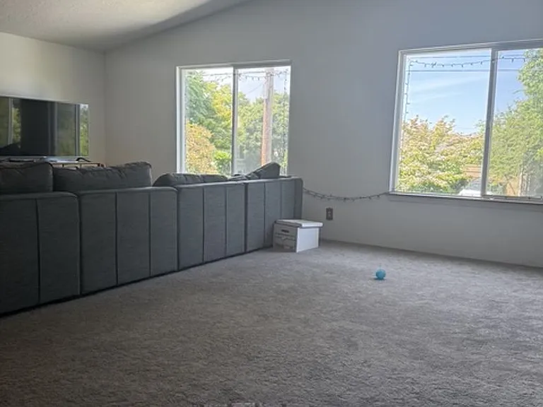 1628 NE Buffalo St — Photo 3