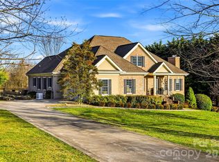 100 Bradford Farm Rd, Mills River, NC 28759