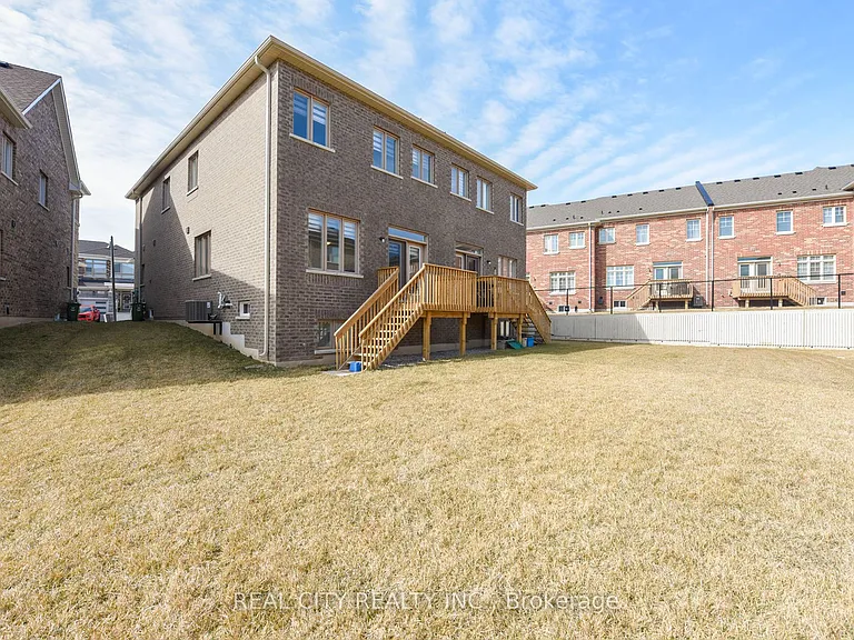 38 Silver Meadow Gdns — Photo 42