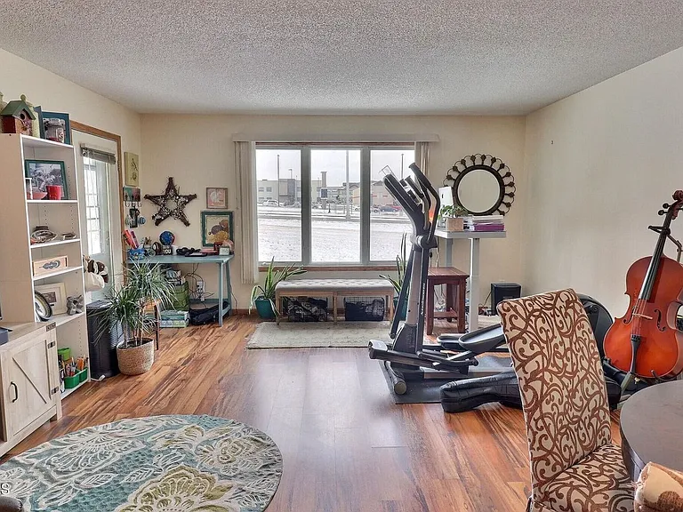 832 Lambton Ave — Photo 5
