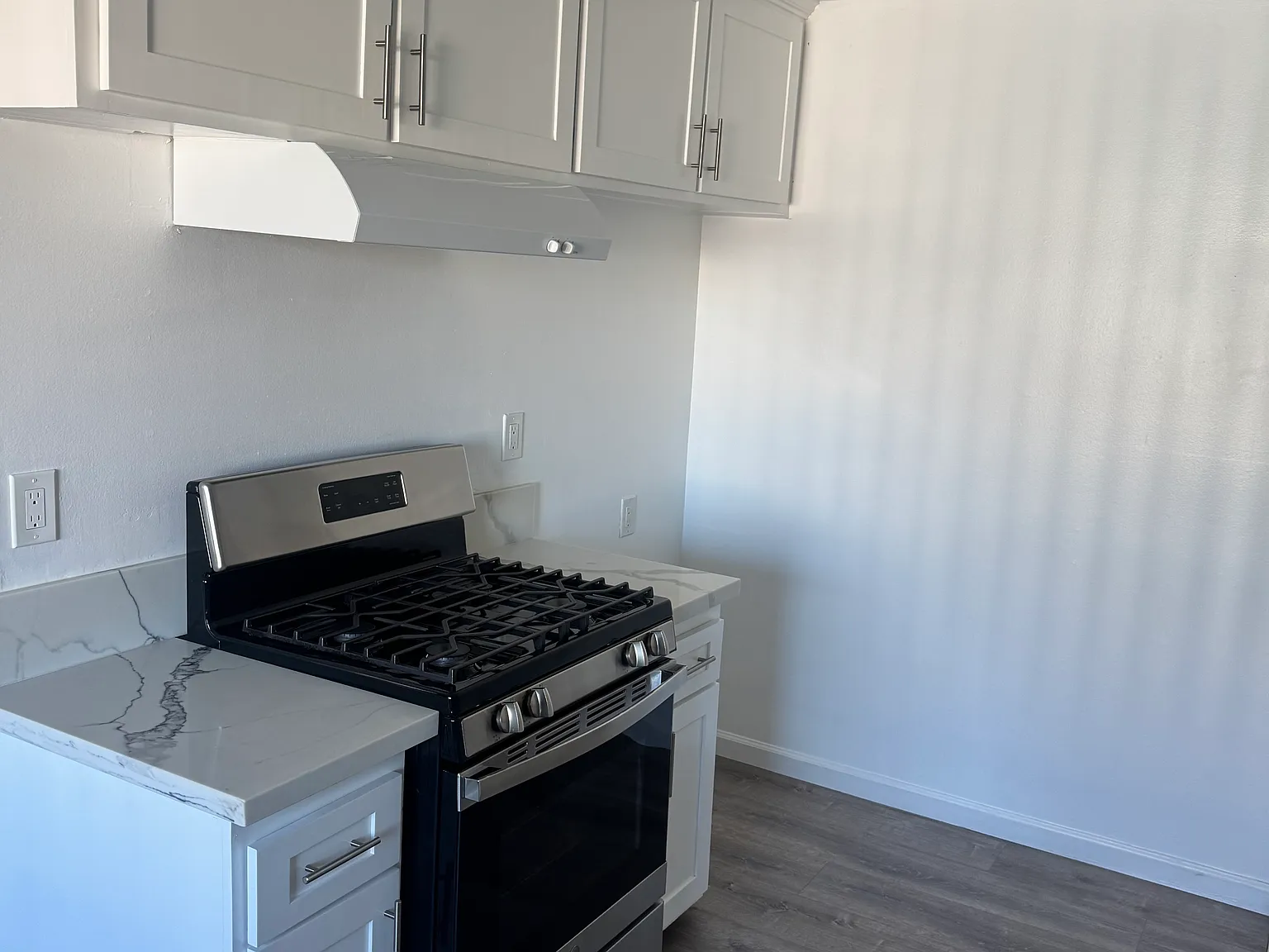 2 bed, 800 sqft, $2,400 — Photo 2