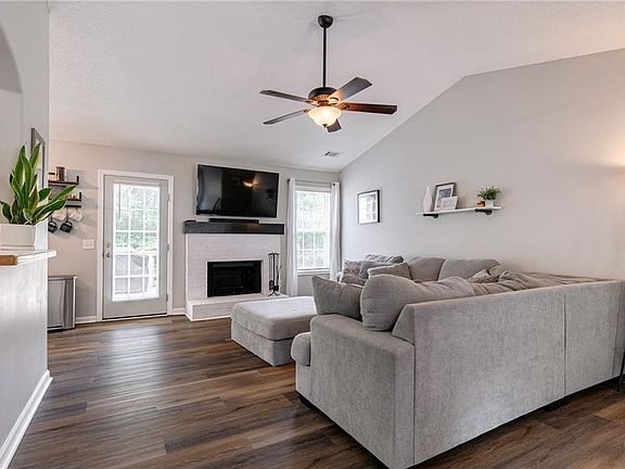 4th image of 136 Silverstone Cir