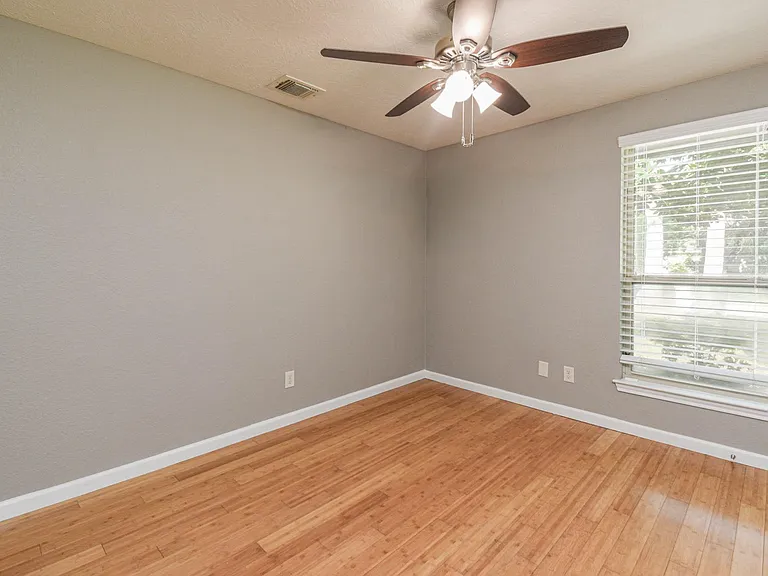 8806 Lakeside Forest Dr — Photo 15